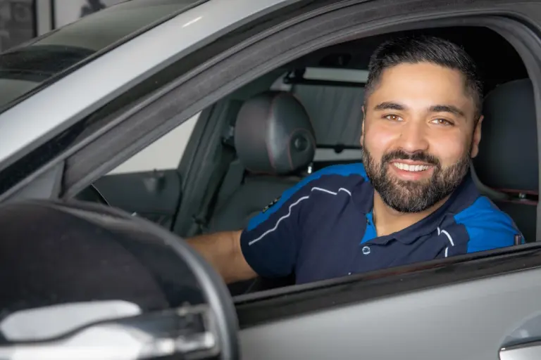 Der Inhaber der NIC TÜV Prüfstelle in Bad Kreuznach lächelt in die Kamera